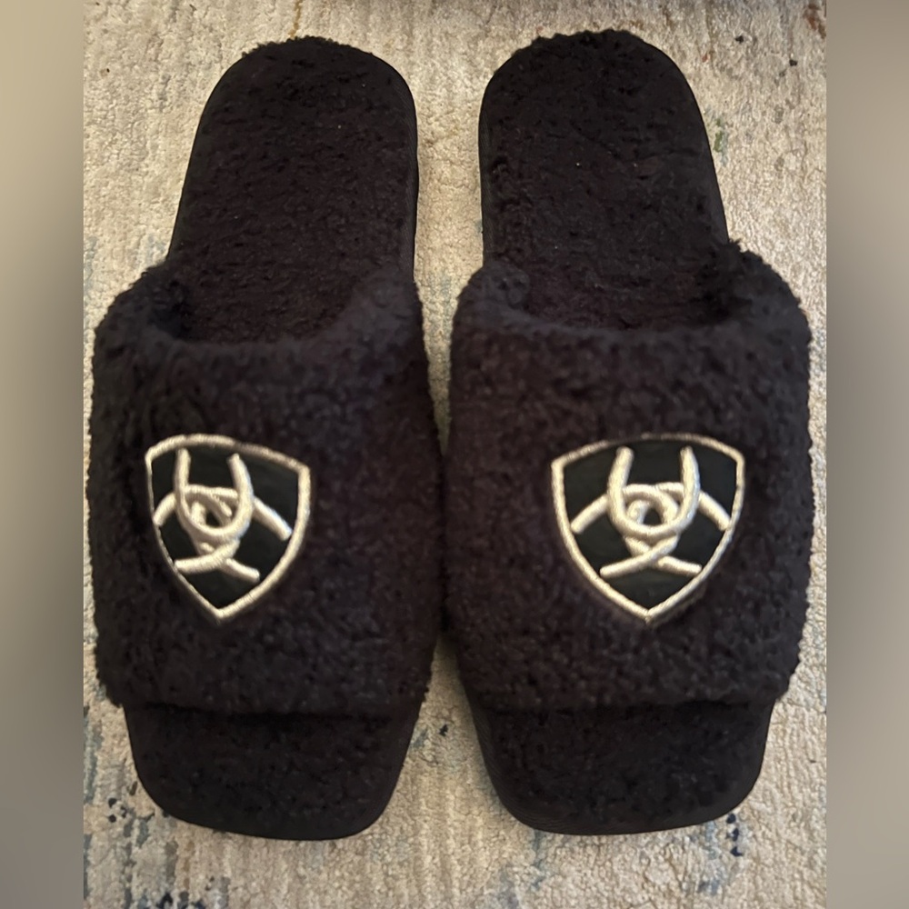 Ariat Fuzzy Slippers Black Gold Logo Slides Western Wear Womens NEW 9 10